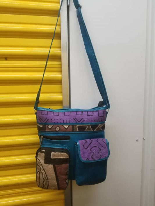 Crossbody Messenger Leather bag with Ajustable Strap.